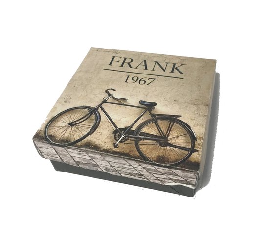 Een geschenkdoos met de tekst 'FRANK 1967' en een illustratie van een vintage fiets.