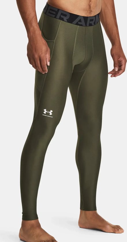 Olijfgroene Under Armour sportlegging voor heren met brede elastische tailleband en zijzak.