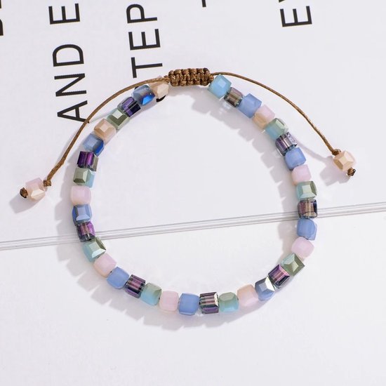 Armband met veelkleurige vierkante kralen in pastelkleuren, aan een verstelbaar koord.