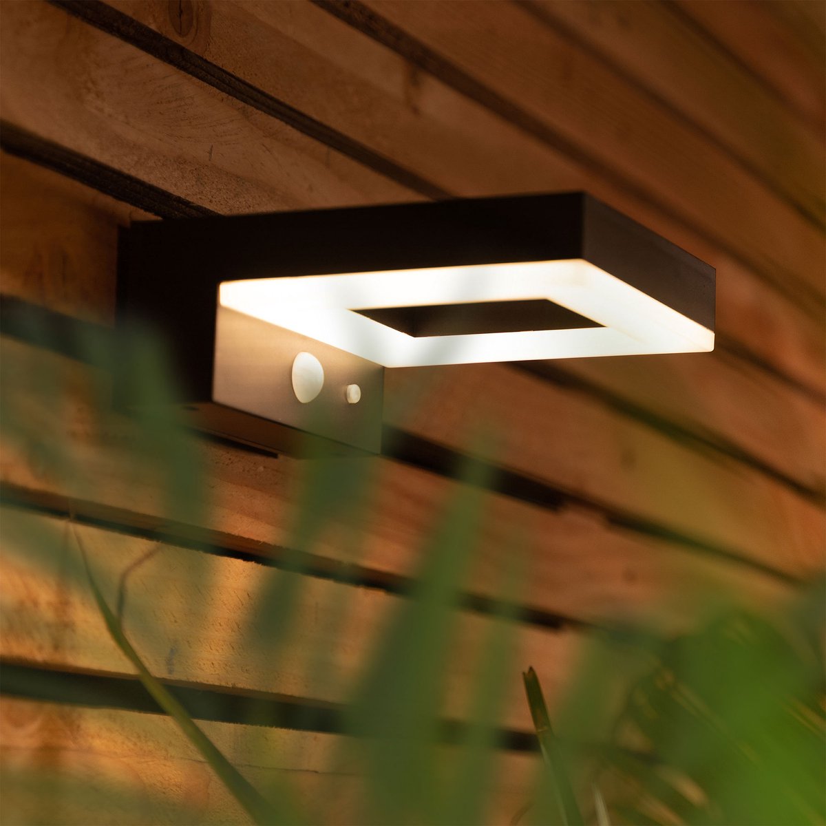 Bata Solar LED buitenlamp met bewegingssensor, Warm Wit Licht, 600 Lumen beveiligingslicht, IP44 waterbestendig, Solar buitenlamp bewegingssensor & 3 licht modi, Solar tuinverlichting, Tuinverlichting op zonneenergie, Brendz