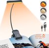 foto van DynaBright Flexibele Led Leeslamp - Led Amber Licht - 5 Standen - Bureau Klemlamp - 3 Helderheid Niveaus - Draadloos - USB Oplaadbaar - Bed Leeslamp - Bureau Klemlamp - Boek Lamp