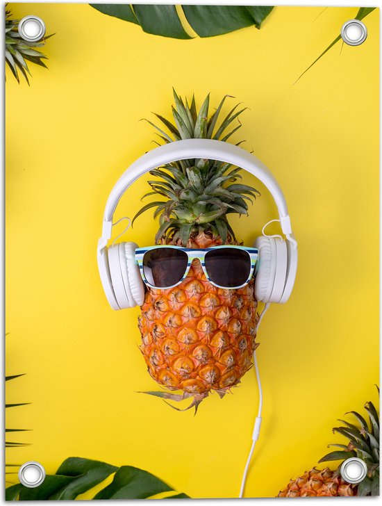 Tuinposter – Ananas met Witte Headset op Felgele Achtergrond - 30x40 cm Foto op Tuinposter (wanddecoratie voor buiten en binnen)