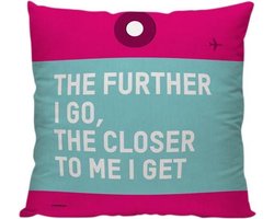 The Further I Go, The Closer To Me I Get - Sierkussen - 40 x 40 cm - Reis Quote - Reizen / Vakantie - Reisliefhebbers - Reizigers - Voor op de bank/bed