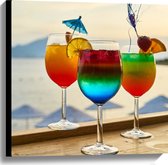 Canvas - Kleurrijke Cocktails met Uitzicht op Zee - 60x60 cm Foto op Canvas Schilderij (Wanddecoratie op Canvas)