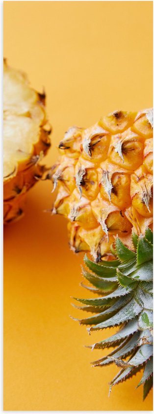Poster Glanzend – Ananas in Tweeën met Gele Achtergrond - 30x90 cm Foto op Posterpapier met Glanzende Afwerking