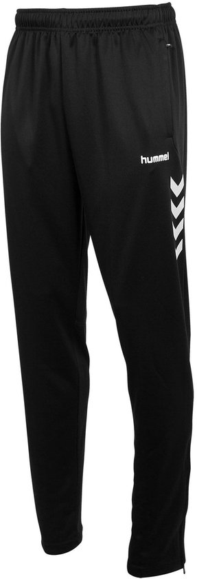 Zwarte sportbroek van Hummel met witte chevrons op de zijkant.