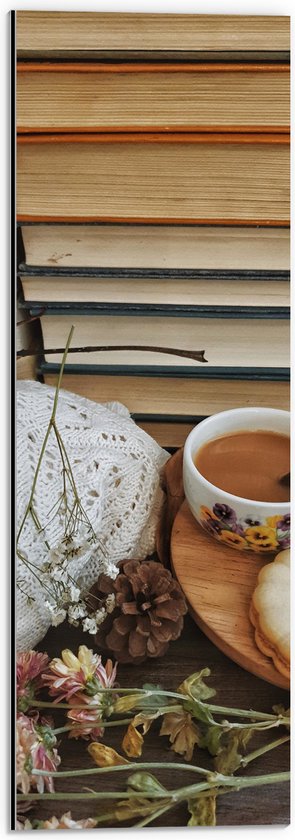 Dibond - Bakje Koffie tussen de Bloemenblaadjes met Boekenachtergrond - 20x60 cm Foto op Aluminium (Met Ophangsysteem)
