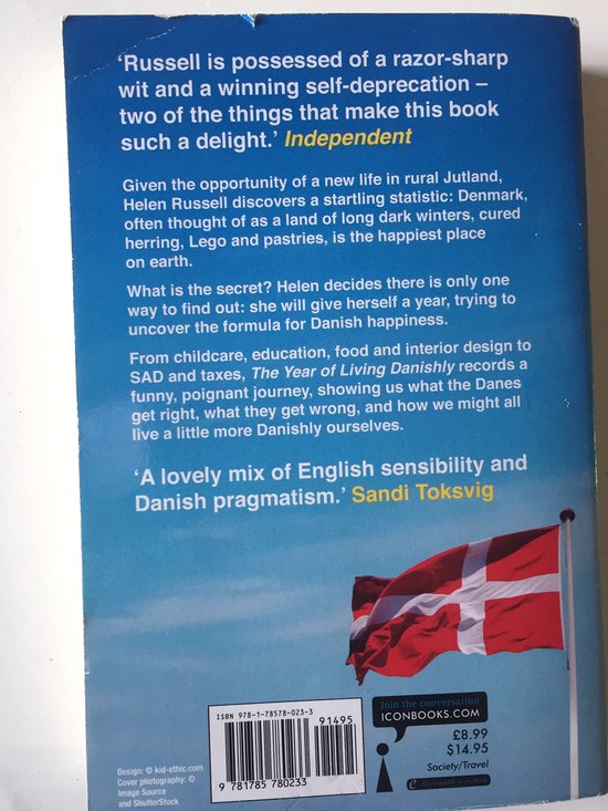 De achterkant van het boek 'The Year of Living Danishly' met de Deense vlag en tekst. ISBN 9781785780233.
