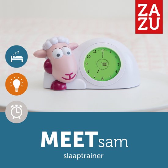 Sam slaaptrainer met roze wangen, witte vacht, groen verlichte klok 7:00 en ZAZU logo.