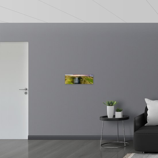 PVC Schuimplaat- Rozekleurige Lucht boven Watervallen in Groenrijke Omgeving - 60x20 cm Foto op PVC Schuimplaat