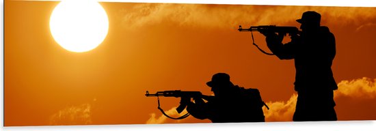 Dibond - Silhouet van Twee Soldaten op Berg bij de Felle Zon - 150x50 cm Foto op Aluminium (Met Ophangsysteem)