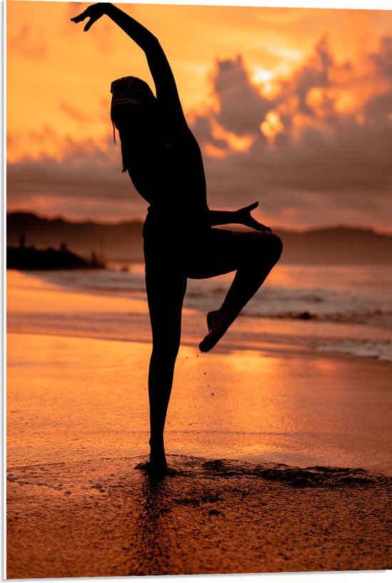 PVC Schuimplaat - Silhouet van Ballet Danseres op het Strand tijdens Zonsondergang - 50x75 cm Foto op PVC Schuimplaat (Met Ophangsysteem)
