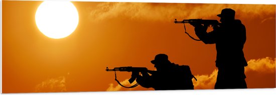 PVC Schuimplaat- Silhouet van Twee Soldaten op Berg bij de Felle Zon - 150x50 cm Foto op PVC Schuimplaat