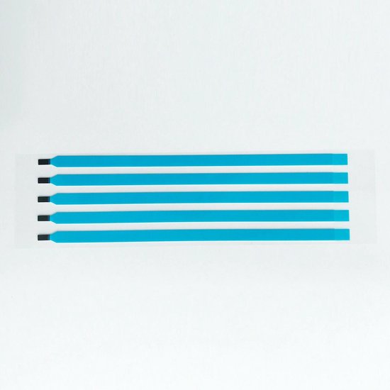 Vijf blauwe plakstrips met zwarte uiteinden, bedoeld voor het bevestigen van een laptopscherm.