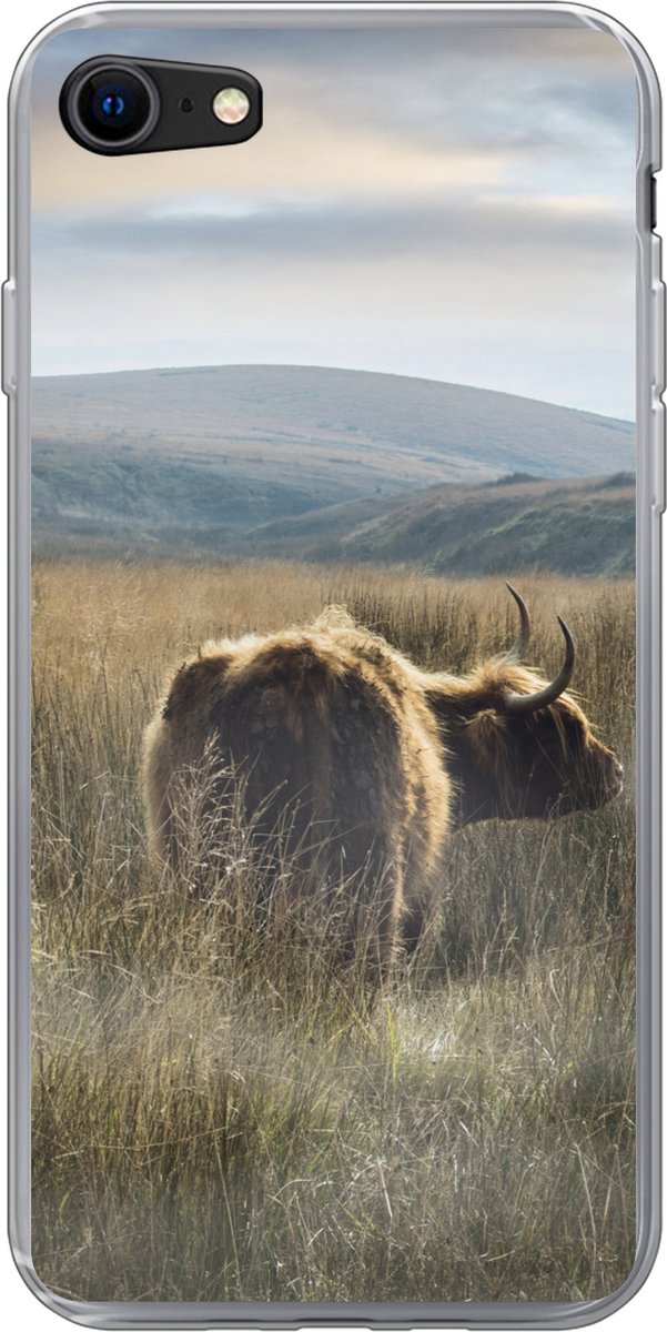 Telefoonhoesje Geschikt voor iPhone SE 2020 hoesje - Schotse Hooglanders - Mist - Gras - Siliconen Telefoonhoesje Telefoonhoesje
