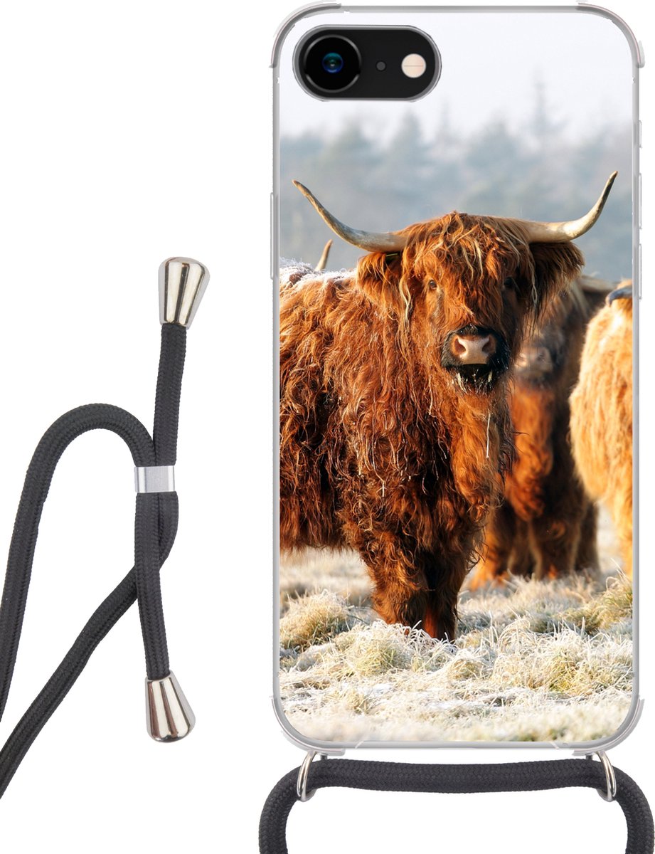Telefoonhoesje Geschikt voor iPhone SE 2020 - Schotse Hooglanders - Sneeuw - Bos - Siliconen - Crossbody - Backcover met Koord - Telefoonhoesje met koord - Hoesje met touw Telefoonhoesje