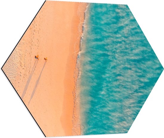 Dibond Hexagon - Bovenaanzicht van Koppel tijdens Strandwandeling langs Felblauwe Oceaan - 80x69.6 cm Foto op Hexagon (Met Ophangsysteem)