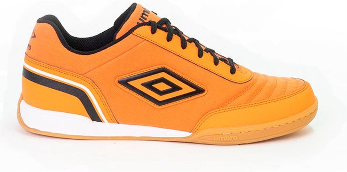 Oranje UMBRO Futsal Street zaalschoenen voor heren, EU 42 1/2, met zwarte en witte accenten, ideaal voor indoorvoetbal.