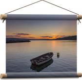 Textielposter - Houten Vissersboot aan Boei Midden op het Meer - 40x30 cm Foto op Textiel