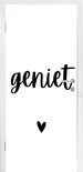 Porte blanche avec le texte noir 'geniet' et un petit cœur.