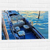 Muursticker - Blauwe Gondel met Gouden Details op de Wateren van Venetië - 75x50 cm Foto op Muursticker