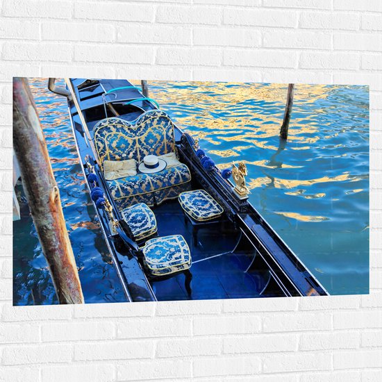 Muursticker - Blauwe Gondel met Gouden Details op de Wateren van Venetië - 120x80 cm Foto op Muursticker