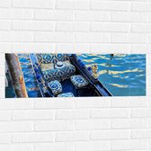 Muursticker - Blauwe Gondel met Gouden Details op de Wateren van Venetië - 90x30 cm Foto op Muursticker