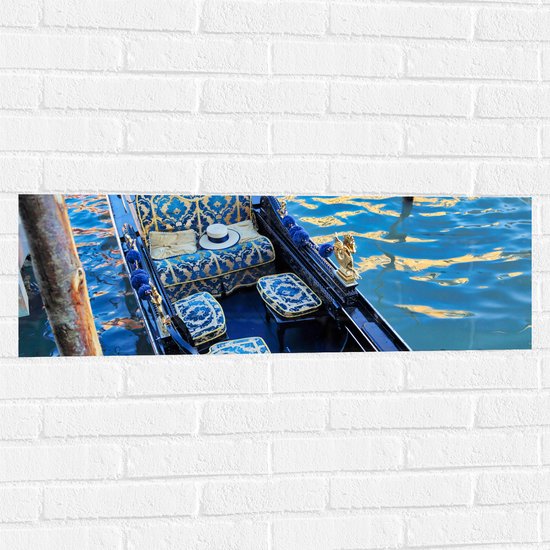 Muursticker - Blauwe Gondel met Gouden Details op de Wateren van Venetië - 90x30 cm Foto op Muursticker