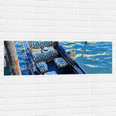 Muursticker - Blauwe Gondel met Gouden Details op de Wateren van Venetië - 120x40 cm Foto op Muursticker