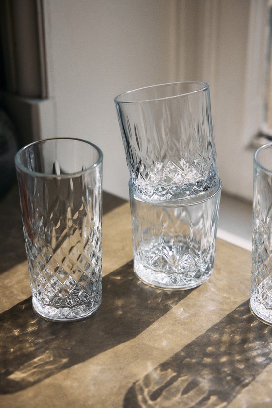 Trois grands verres transparents avec un motif en diamant, deux sont empilés.