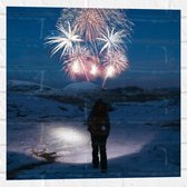 Muursticker - Persoon - Sneeuw - Vuurwerk - Kleuren - 50x50 cm Foto op Muursticker
