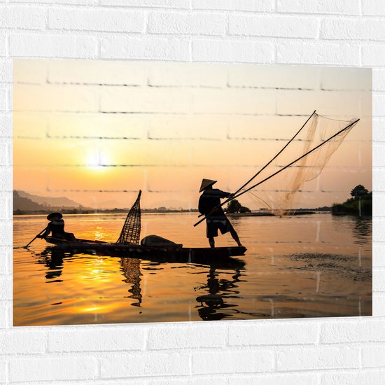 Muursticker - Silhouet van Vissersmannen op het Meer in Actie bij Zonsondergang - 100x75 cm Foto op Muursticker
