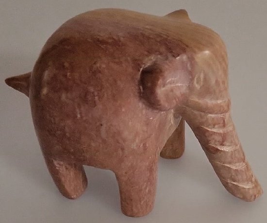 Nog meer sfeer in uw woonomgeving met deze prachtig handgemaakte olifant! Een bijzondere olifant gemaakt van speksteen, een zachte natuursteen. Vind een gezellig plekje in je huis, serre/tuinkamer of in de werkkamer. Voor uzelf of als cadeau.