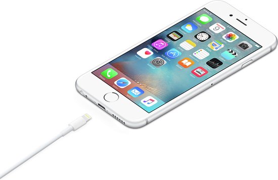 Witte iPhone wordt opgeladen met een witte USB naar Lightning-kabel. Het scherm toont het thuisscherm.