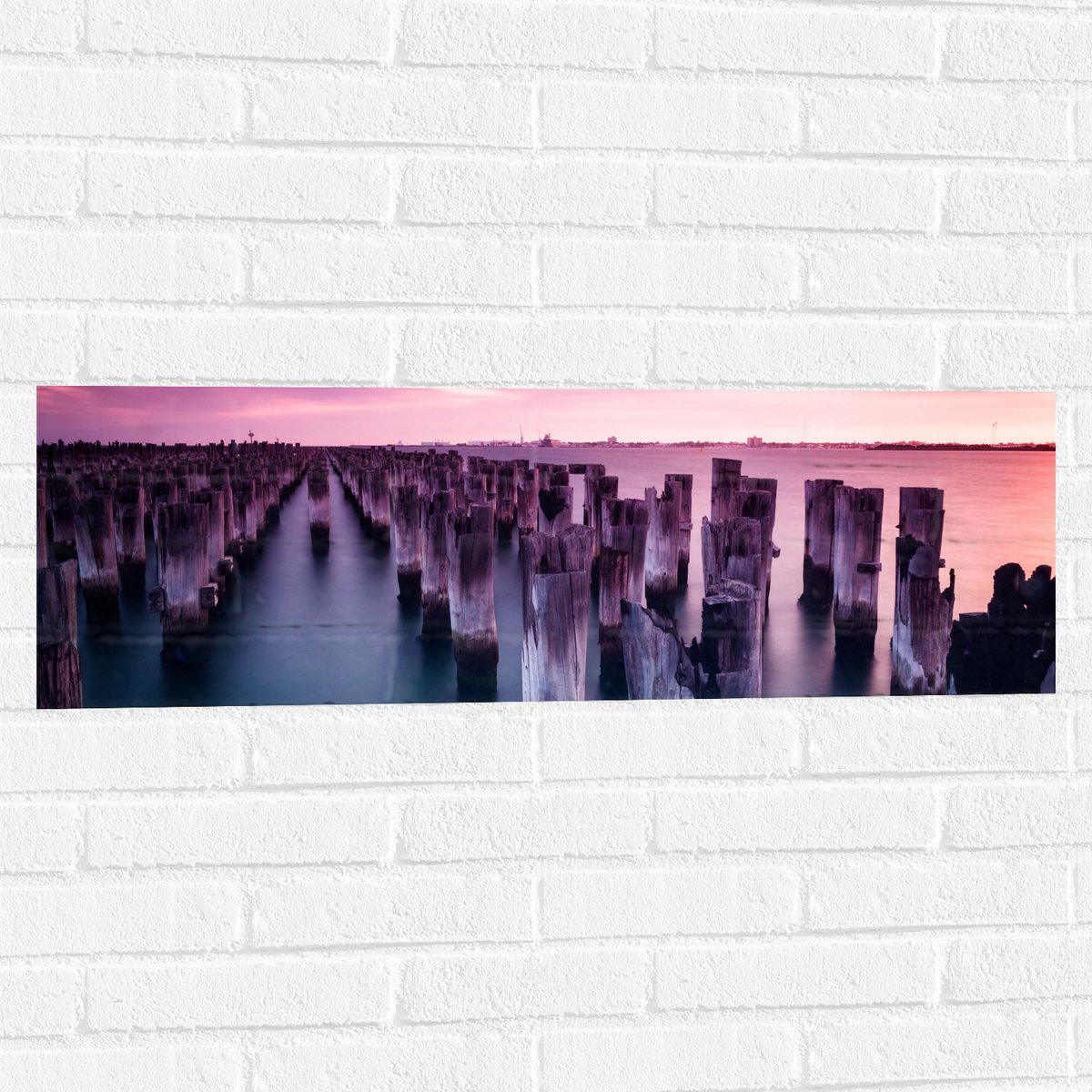 Muursticker - Palen - Water - Hout - Zee - Kleuren - 90x30 cm Foto op Muursticker