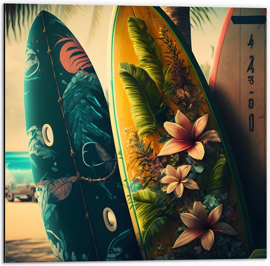 Dibond - Rij Surfplanken in Verschillende Patronen en Kleuren op het Strand - 50x50 cm Foto op Aluminium (Wanddecoratie van metaal)