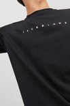Zicht op de achterkant van een zwart Jack & Jones t-shirt met witte tekst.