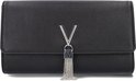 Zwarte clutch met een zilverkleurig V-logo en een zilverkleurige franjedecoratie.