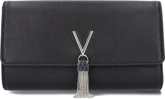 Zwarte clutch met een zilverkleurig V-logo en een zilverkleurige franjedecoratie.