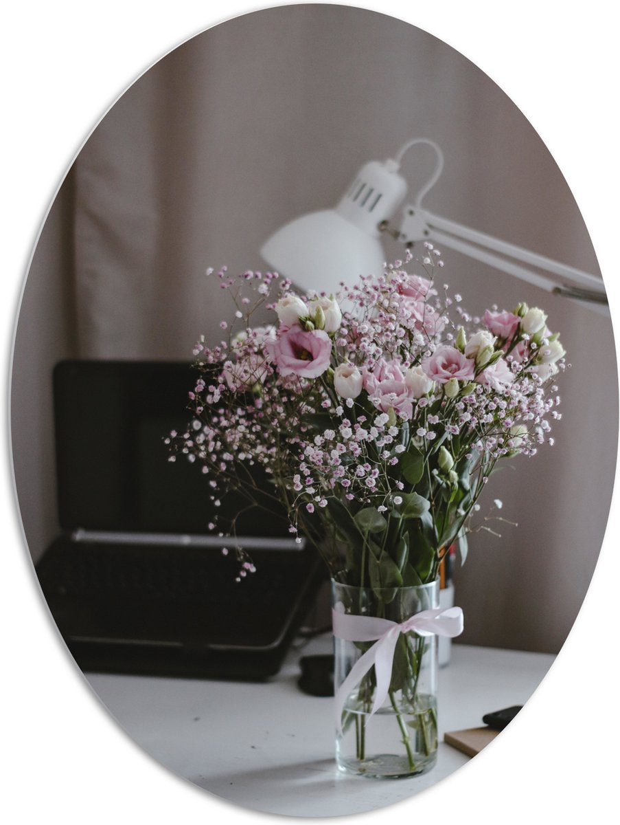 PVC Schuimplaat Ovaal - Bloemen - Boeket - Water - Strik - Lamp - Telefoon - Bureau - Laptop - 81x108 cm Foto op Ovaal (Met Ophangsysteem)