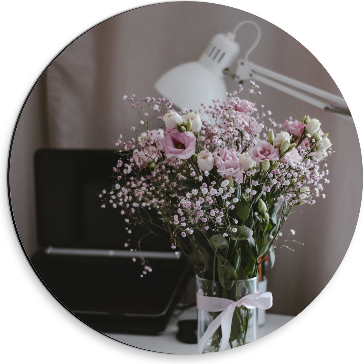 Dibond Muurcirkel - Bloemen - Boeket - Water - Strik - Lamp - Telefoon - Bureau - Laptop - 30x30 cm Foto op Aluminium Muurcirkel (met ophangsysteem)