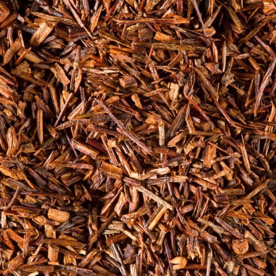 Gedroogde rooibos thee, roodbruin van kleur, fijngesneden.