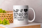 Mok Hair Up Scrubs On Time To Help People! - Nurse - Verpleegkundige - I Love My Job - Gift - Cadeau - Cute - Dokter - Doctor - I Love The Nurse Life