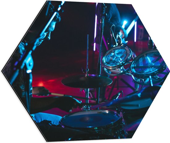 Dibond Hexagon - Drummer op het Podium bij Paarse Lampen - 60x52.2 cm Foto op Hexagon (Met Ophangsysteem)