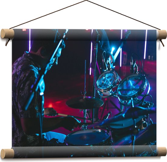 Textielposter - Drummer op het Podium bij Paarse Lampen - 40x30 cm Foto op Textiel