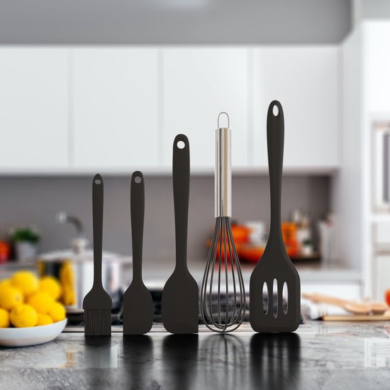 Un ensemble de cinq ustensiles de cuisine en silicone noir, comprenant un pinceau, une raclette, une spatule, un fouet et une spatule, sont disposés sur un comptoir.