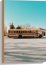 Hout - Gele Schoolbus Rijdend onder Blauwe Lucht - 40x60 cm - 9 mm dik - Foto op Hout (Met Ophangsysteem)