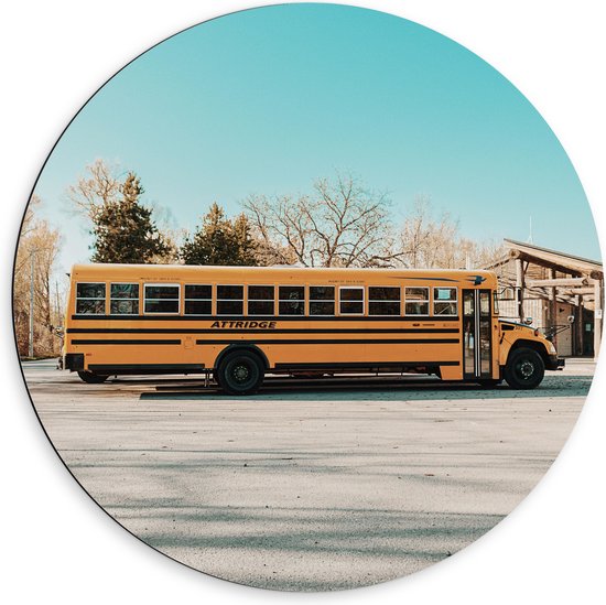 Dibond Muurcirkel - Gele Schoolbus Rijdend onder Blauwe Lucht - 60x60 cm Foto op Aluminium Muurcirkel (met ophangsysteem)