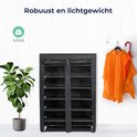 Zwart stoffen schoenenrek van 3,23 kg, naast een groene kamerplant en een oranje regenjas met paraplu.