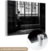 Glasschilderij - Man - Raam - Architectuur - Zwart - Wit - Schilderij glas - 180x120 cm - Muurdecoratie - Foto op glas